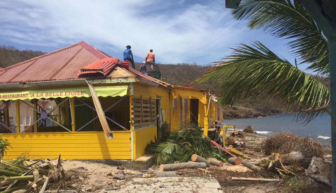 Illustration restaurant avec toit arraché - Opération ''Coup de main'' à Terre-de-Bas.